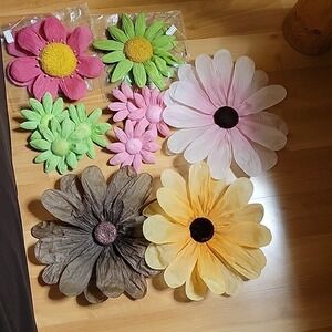 Paper fowers‎ lot of 13 diffrent sizes pink brown green yellow home decor